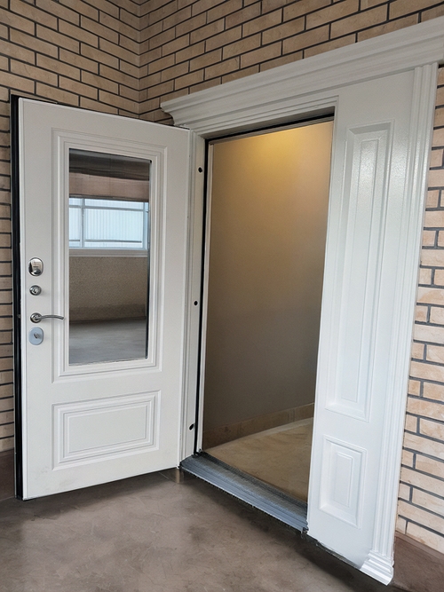 Белая дверь с окном Белая дверь с окном