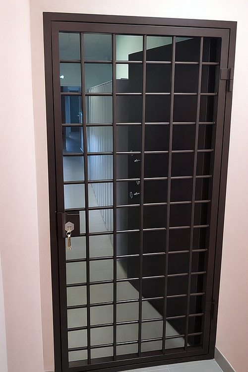 Коричневая бронедверь Коричневая бронедверь